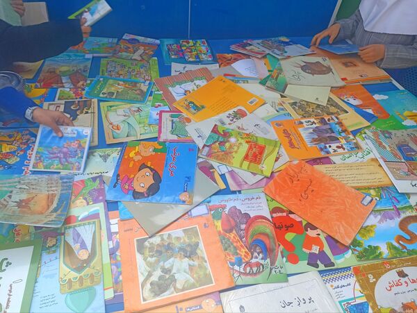 نمایشگاه کتاب به مناسبت هفته کتاب و کتابخوانی در دبستان کبری سرشته