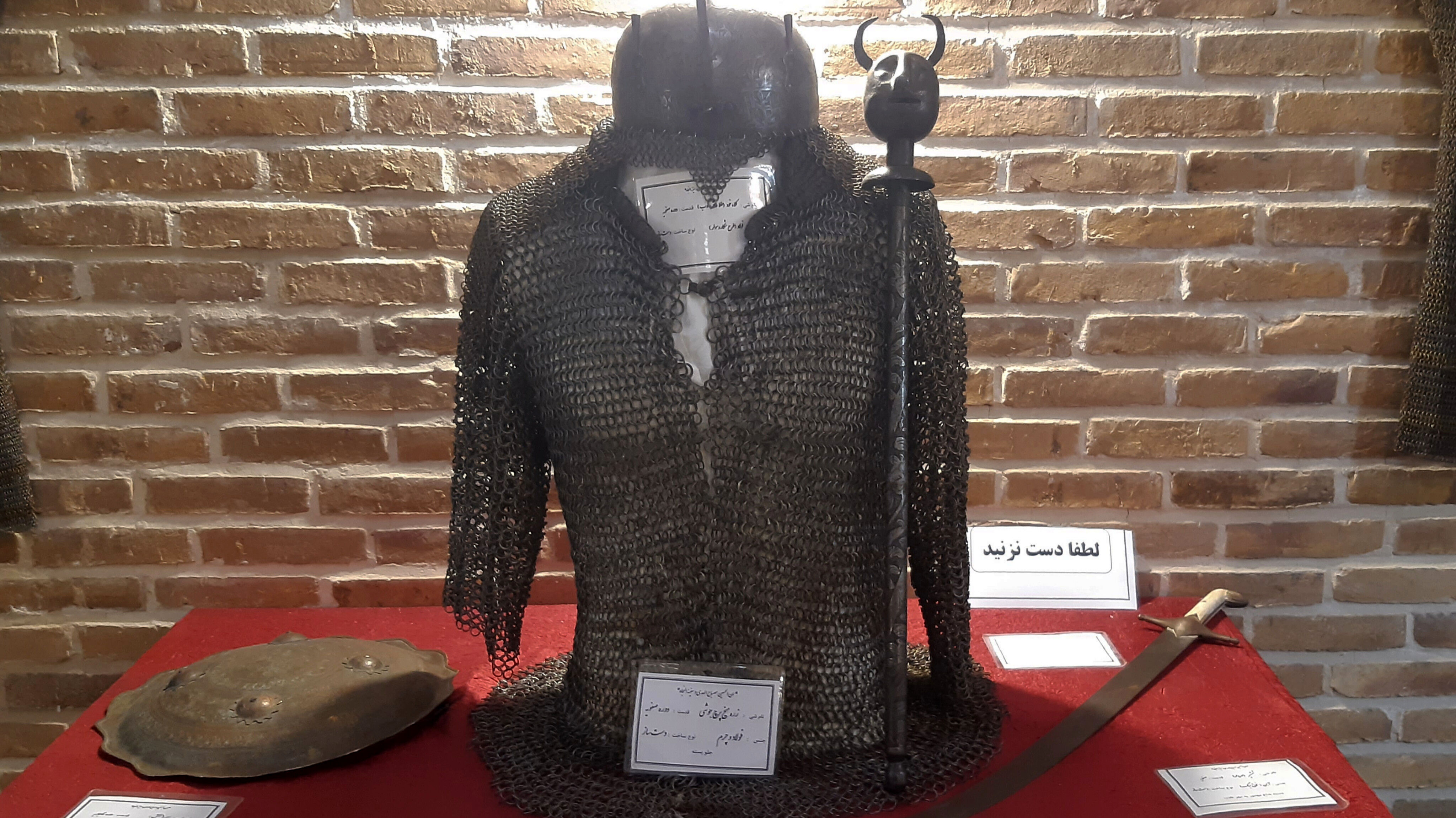 بازتاب هنر عاشورایی در نمایشگاه نسخ خطی و لباس‌های تعزیه