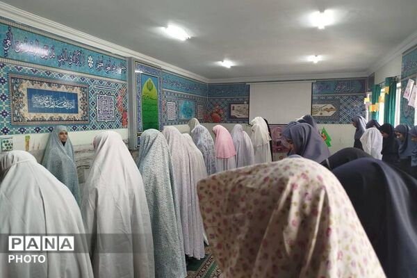  اقامه نماز جماعت دبیرستان هدی با حضور دانش‌آموزان پایه هفتم