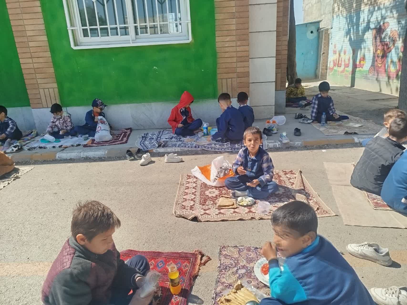 صبحانه سلامت در مدرسه پسرانه مبین شیروان