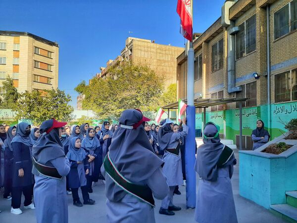 به صدا درآمدن زنگ مهر در مدرسه شایستگان منطقه ۱۶