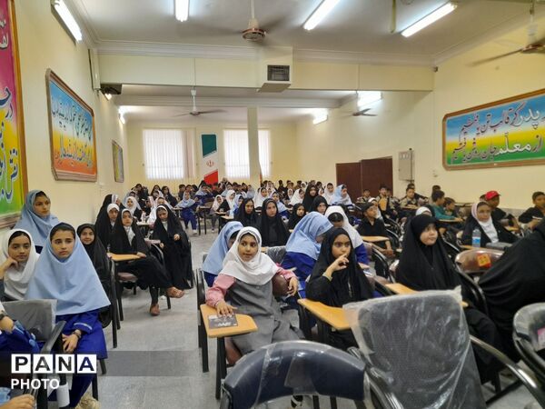  طنین فریاد استکبارستیزی دانش‌آموزان زاوه با اجرای سرود «باید برخاست»