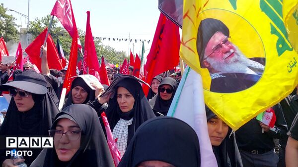 پرچم‌های سرخ بر فراز خیابان‌های تهران؛ بدرقه باشکوه رهبر شهید