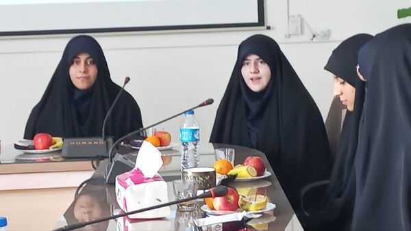  تجلیل از اولیا جانباز و پاسدار دبیرستان شاهد عصمت ناحیه 3 کرج 