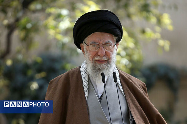 کاشت سه نهال توسط رهبر انقلاب در روز درختکاری