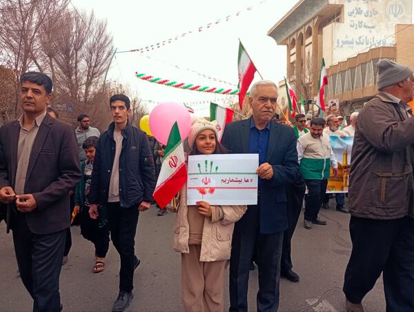جلوه‌هایی از حضور پرشور دهه نودی‌ها در راهپیمایی ۲۲ بهمن در یزد