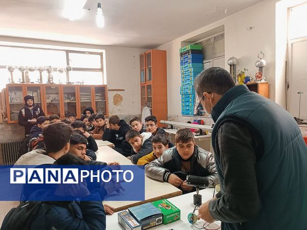 کلاس های آموزشی و آمادگی جشنواره نوجوانان خوارزمی در پژوهشسرا فرهنگ ورامین