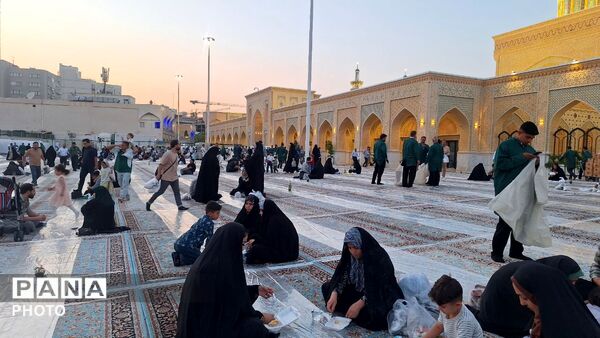 «سفره پدری» در حرم امام رضا (ع) پهن شد