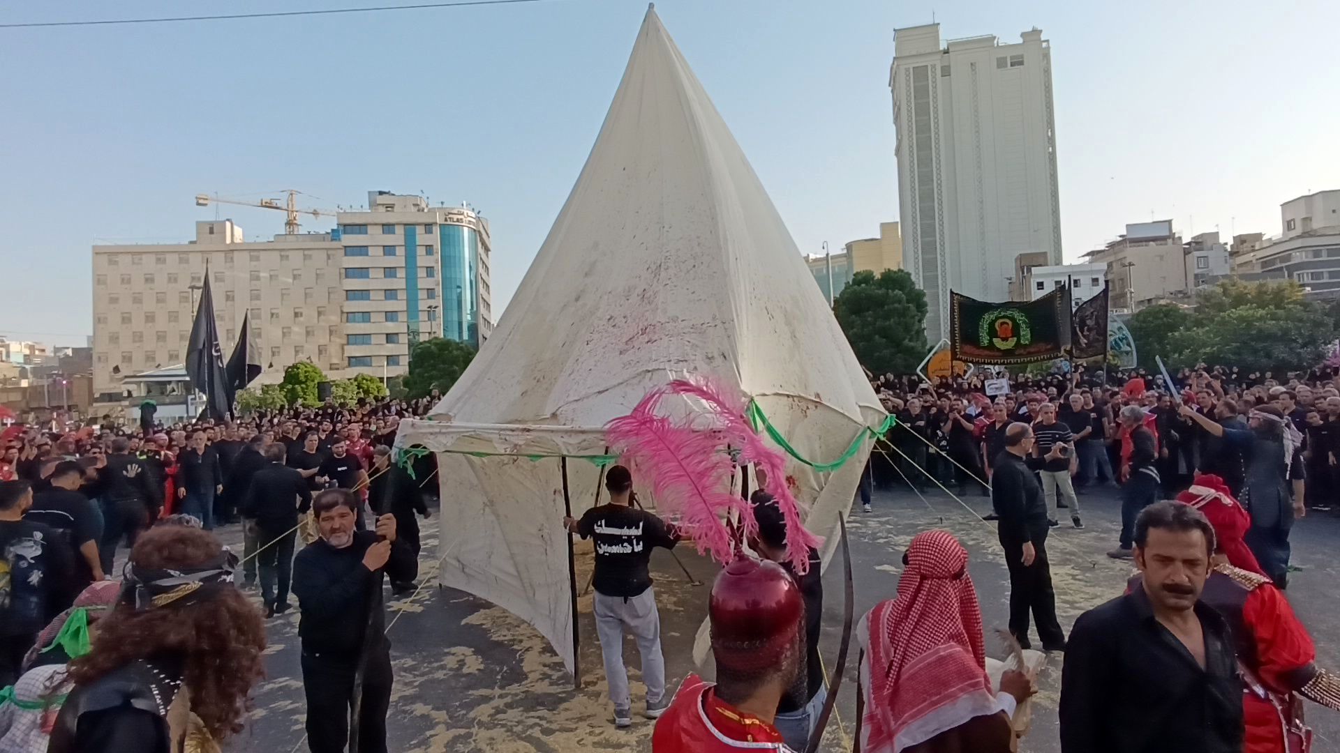 حال و هوای حرم رضوی و خیابان های اطراف آن در عاشورای حسینی