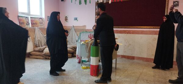 تعهد و تلاش دانش‌آموزان مدرسه انقلاب کوهدشت در فعالیت‌های مدرسه