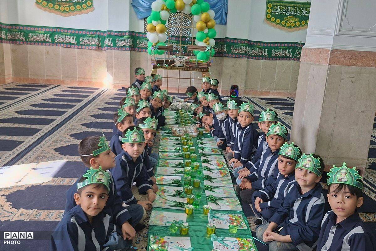 جشن قرآن کلاس‌ اولی‌ها در مدرسه شهید حاج جعفری