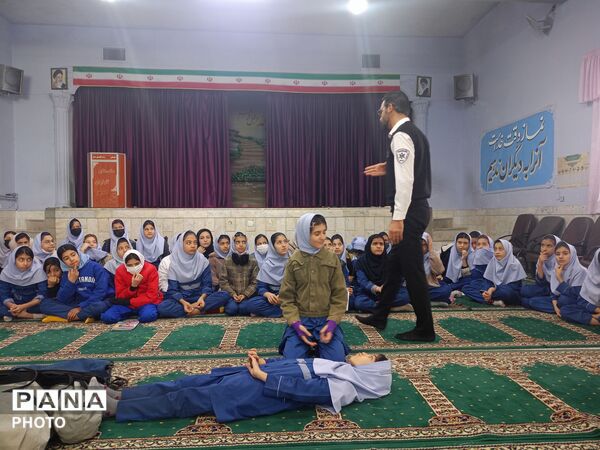 جلسه  آموزشی طرح ماهر سفیران سلامت در مدرسه بنت المهدی صدر ۲