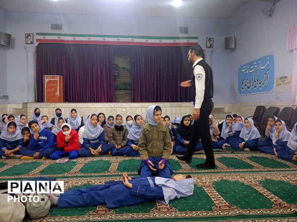 جلسه  آموزشی طرح ماهر سفیران سلامت در مدرسه بنت المهدی صدر ۲