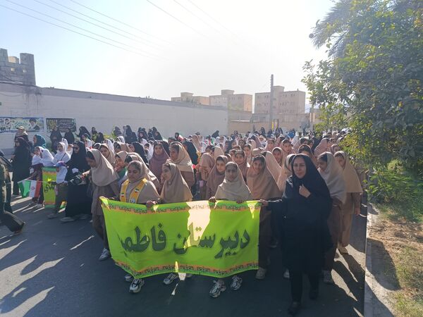 فریاد یک‌پارچهٔ دانش‌آموزان حاجی‌آباد در مسیر استقلال