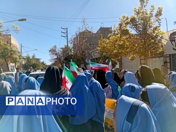 حضور پرشور دانش آموزان در راهپیمایی ۱۳ آبان ماه 