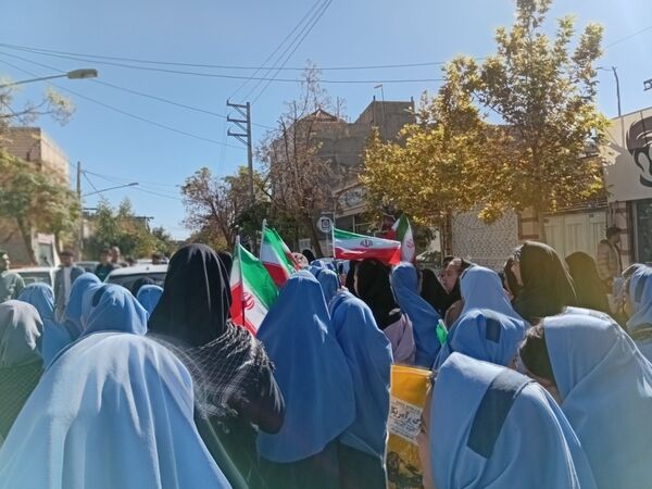 حضور پرشور دانش آموزان در راهپیمایی ۱۳ آبان ماه 