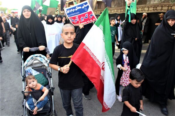حماسه حضور نوجوانان کفن‌پوش قمی در راهپیمایی «عهد خون»