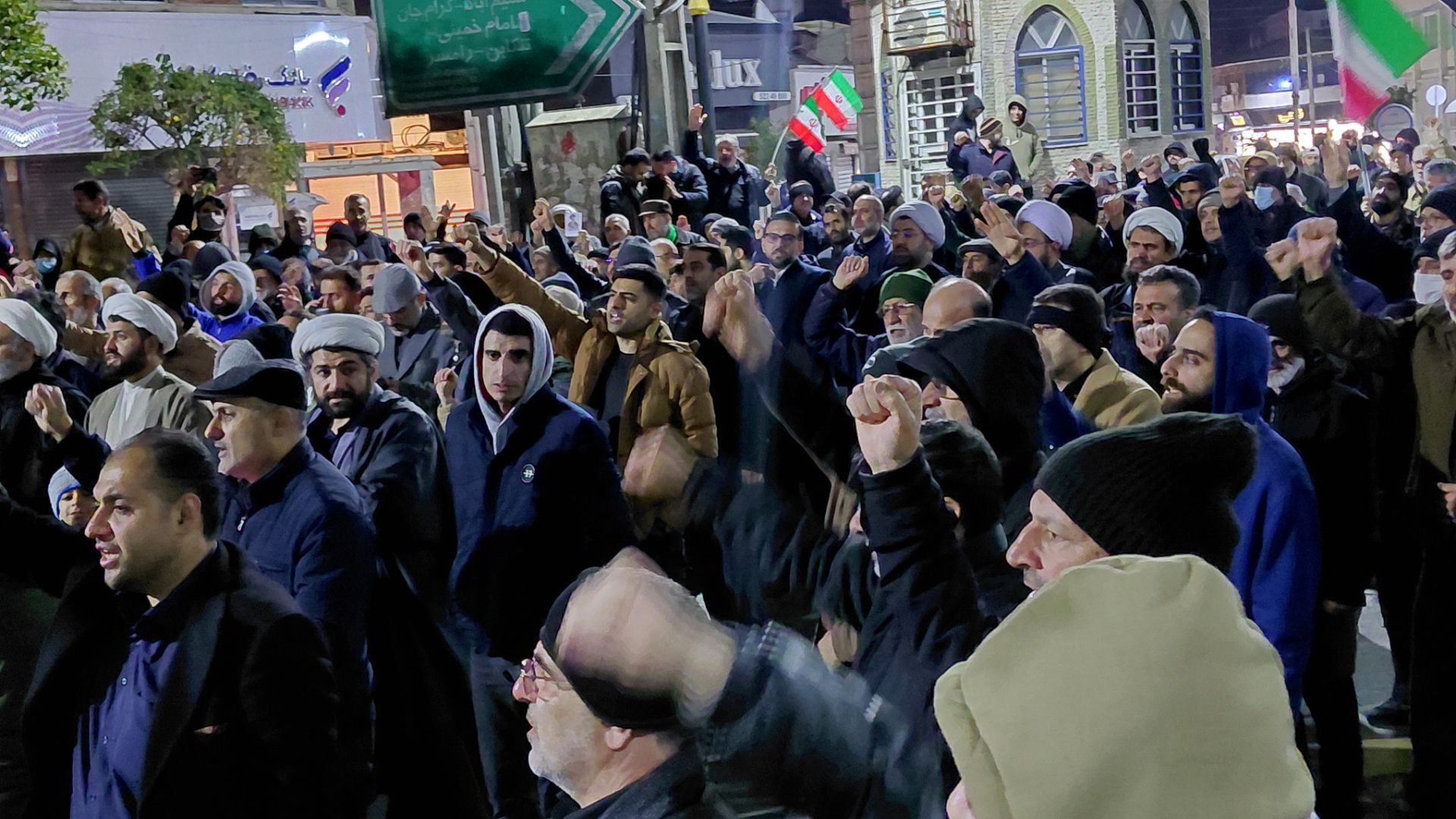 خروش مردم کرج در پی شهادت رهبر انقلاب و بیعت با رهبر جدید
