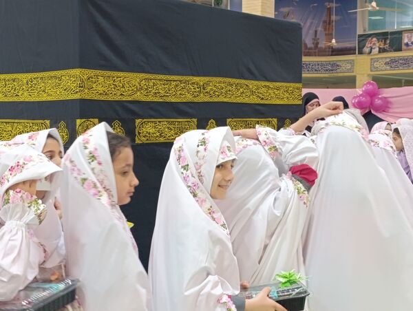  جشن تکلیف ۱۴۰۰ نفری دانش‌آموزان دختر شاهین شهری 