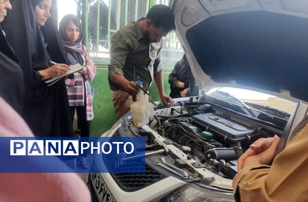 بانوان حاجی‌آباد در کارگاه تعمیرات ماشین