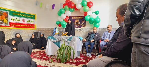 نواخته شدن زنگ گلبانگ انقلاب اسلامی در دبیرستان پگاه روستای مارکده