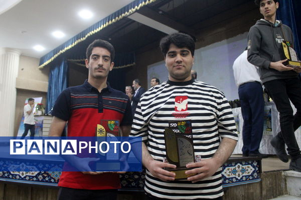 تجلیل از برگزیدگان دبیرستان شهید بهشتی شهرستان بوشهر (2)