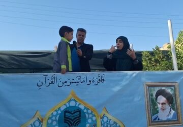 صحبت کردن مادر دانش آموز یزدی با زبان اشاره در دبستان فرهیختگان پویا