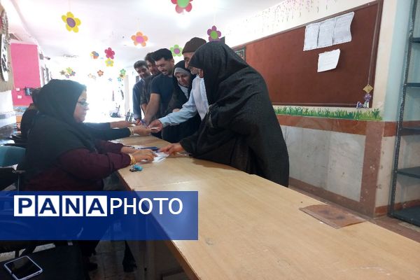 مشارکت حداکثری مردم شهیدپرور شهر تیتکانلو بخش خبوشان پای صندوق‌های رأی 