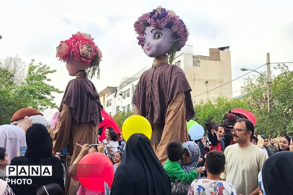 شادپیمایی هفته ملی کودک با عروسک‌های غول‌پیکر