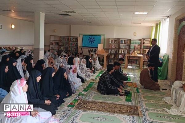 اقامه نماز جماعت و تجلیل از دانش آموزان برتر کنگره قرآنی سمپاد در دبیرستان فرزانگان قرچک