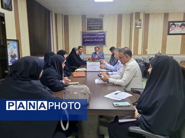 جلسه ستاد شاهد با حضور مسئولان بنیاد شهید در ناحیه یک بندرعباس