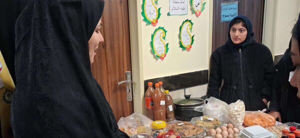 بازدید مدیر و پرسنل دبیرستان مادر مهربان خلیل آباد از بازارچه کار آفرینی