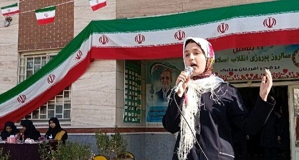  تجدید بیعت با ایستادگی در دبیرستان دخترانه ذبیح الله هوشیار