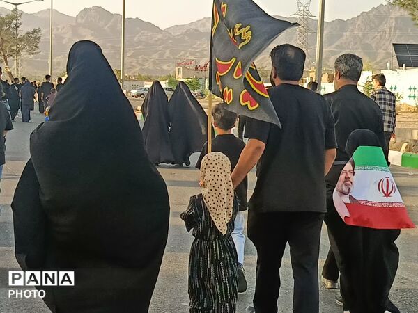 رقص پرچم‌ها در باد عزای کاشمر هم‌صدایی آسمان با زائران
