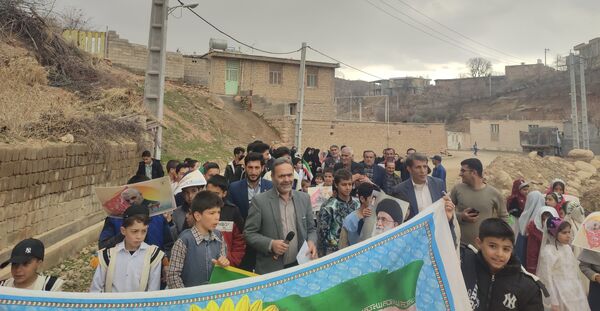 حضور پرشور دانش‌آموزان مدرسه فردوسی سرمازه در راهپیمایی ۲۲ بهمن
