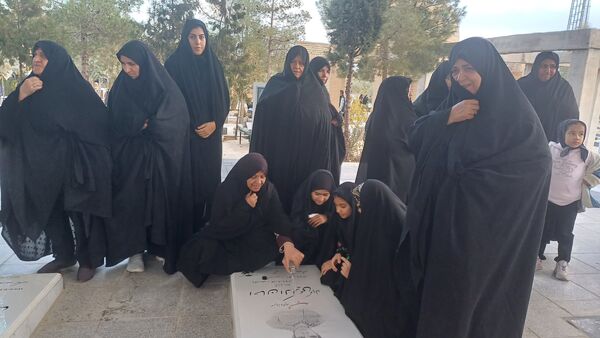 آیین غبارروبی و عطر افشانی قبور مطهر شهدای والامقام شهر کوهپایه