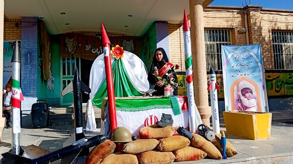 دبیرستان دخترانه فدک میزبان آیین زنگ نمادین «استکبار‌ستیزی» در شهر بن 