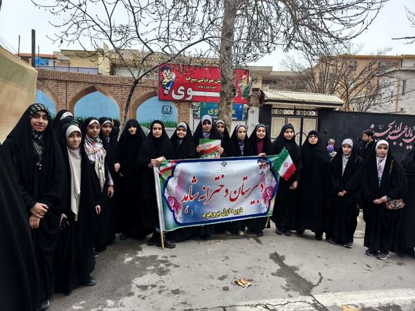 حضور پرشور دانش آموزان و مردم بروجرد در راهپیمایی ۲۲ بهمن 