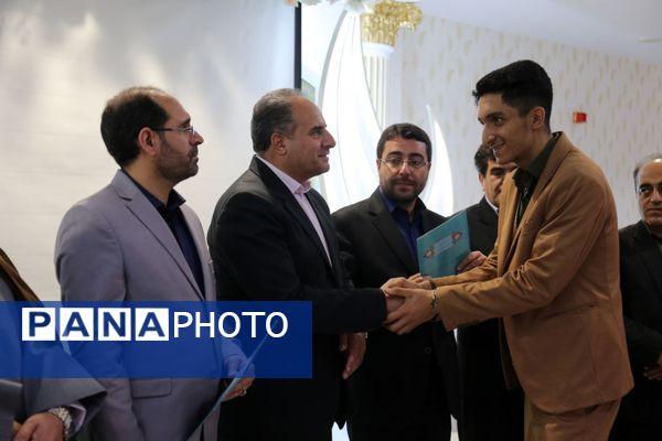 نشست مدیرکل آموزش و پرورش آذربایجان شرقی با نمایندگان مجلس دانش‌آموزی