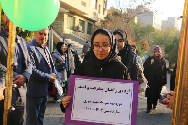 آیین بدرقه دانش‌آموزان دختر ناحیه یک شهرری به اردوی راهیان پیشرفت