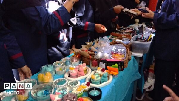 نمایشگاه هنر آفرین ،فروش محصولات و صنایع دستی در دبیرستان عزت طلایی 