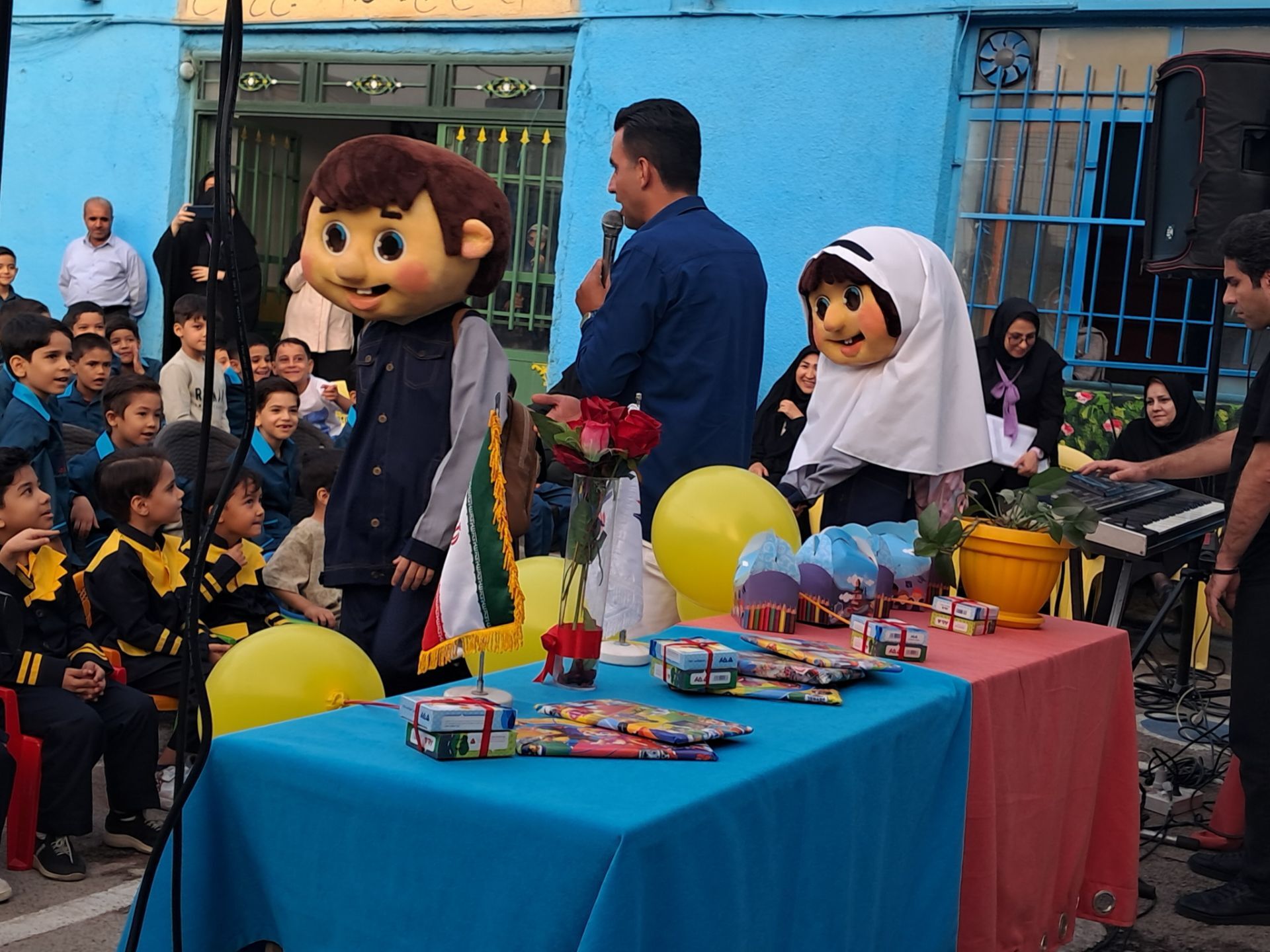 دانش آموزان در آغوش مدرسه
