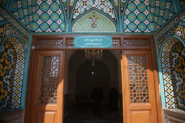 گل آرایی مقبره پروین اعتصامی در حرم حضرت معصومه(س)