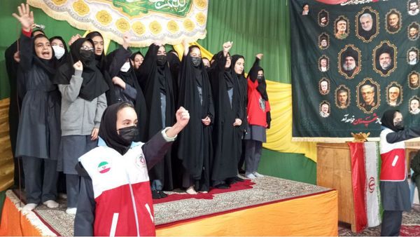 حضور پرشور دانش آموزان و اقشار مردم در جشن 22بهمن روستای سرتشنیز 