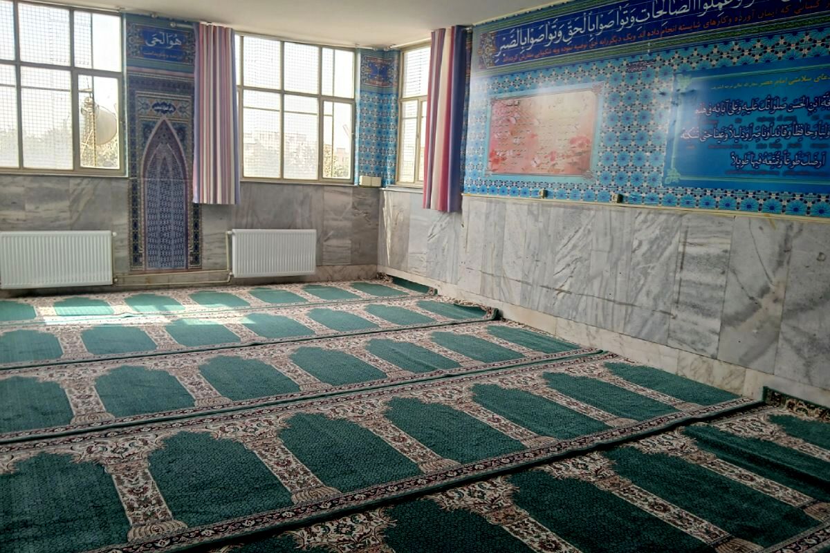 غبارروبی نماز‌خانه‌های مدارس شهرستان ملارد در آستانه آغاز سال تحصیلی 