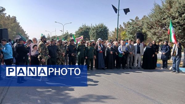 راهپیمایی 13 آبان دانش‌آموزان و مسئولین شهر مهستان