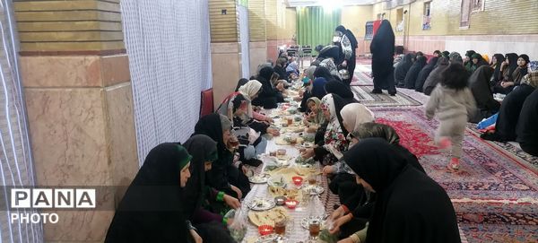 ضیافت افطاری و اقامه نماز جماعت در روز چهارم ماه مبارک رمضان در حسینیه شهر بار نیشابور 