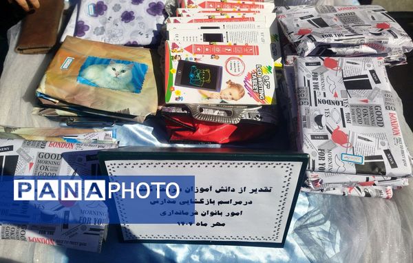 مراسم تقدیر از دانش آموزان فعال در پروژه مهر در دبیرستان دخترانه حضرت زینب (س)