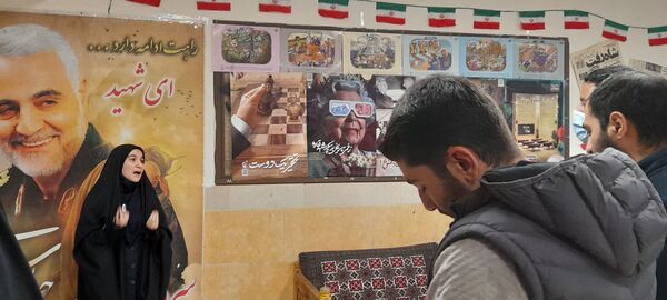 به نمایش گذاشتن گوشه ای از برکات انقلاب اسلامی در مدرسه انقلاب دبیرستان حق شناس2