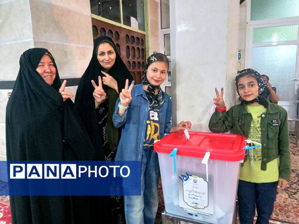 حضور مردم ولایت‌مدار نیشابور در شعبه‌های مختلف اخذ رأی 